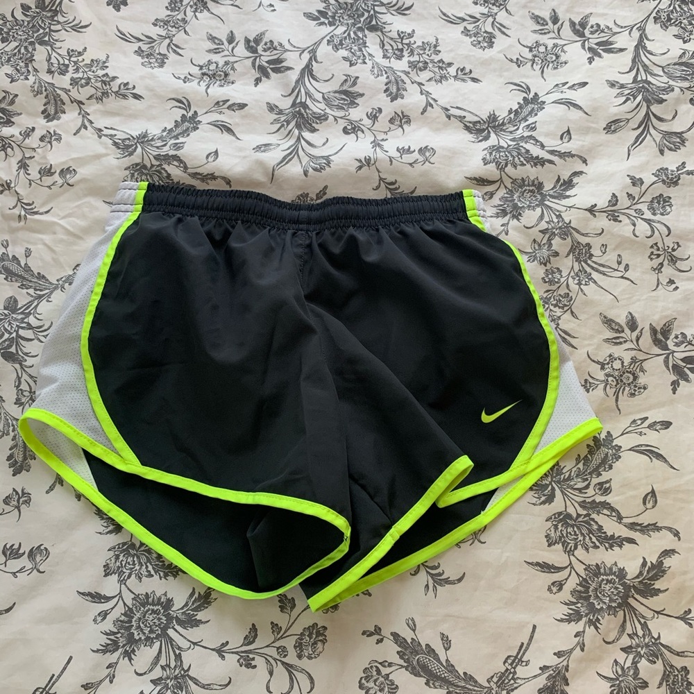 Women’s M Nike shorts